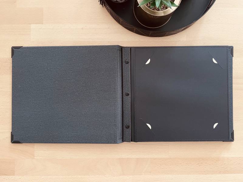 Pochette carton noir à encoches pour menu carré de type gastronomique avec système a vis pour restaurant en Belgique