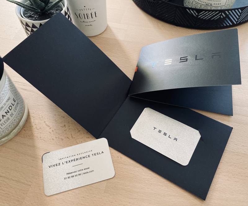 Pochette carton perssonnalisée pour carte cadeau en métal pour concessionnaire automobile TESLA à Lyon 69