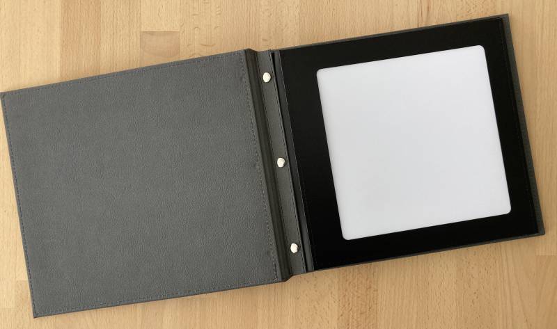 Pochette glissière carrée carton individuelle pour système à vis de porte-menus en cuir