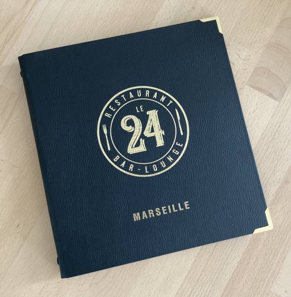 Porte Menu en Simili cuir Noir grainé avec dorure à chaud pour restaurant brasserie à Annecy 74