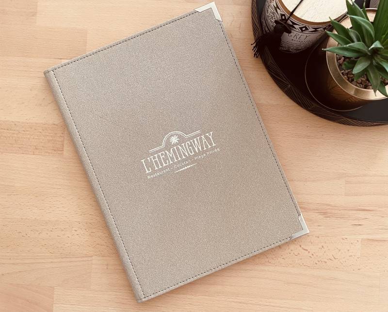 Porte menu en simili toile beige avec marquage à chaud blanc format A4 pour restaurant brasserie à Perpignan 66