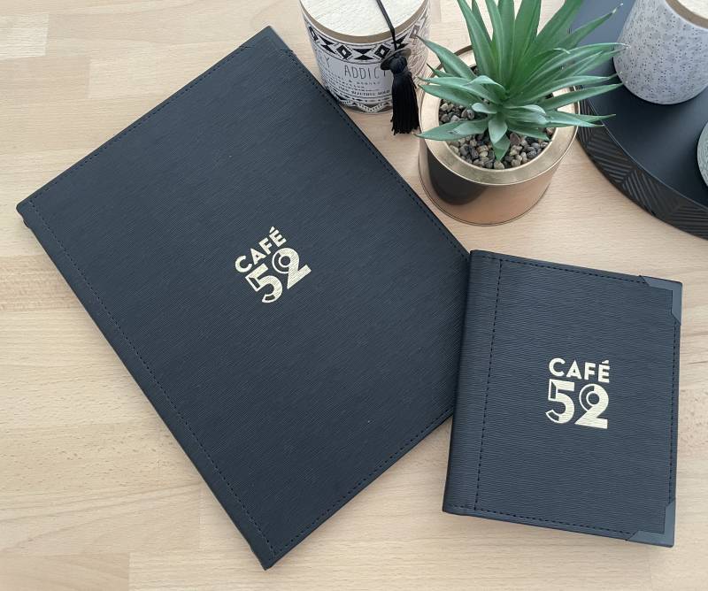 Porte menus rigide en simili cuir noir strié avec dorure à chaud sur mesure pour brasserie à Paris 75001