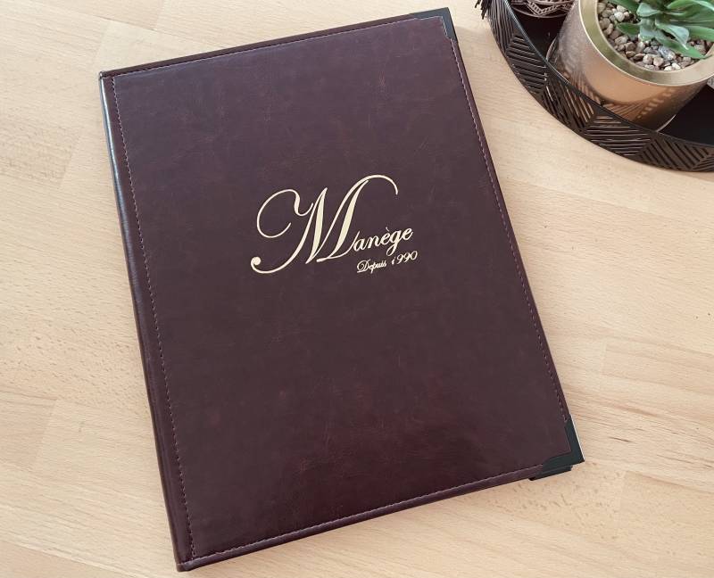 Protège menu en simili cuir lisse marron fonce format A4 avec dorure à chaud pour restaurant traditionnel à Paris 75