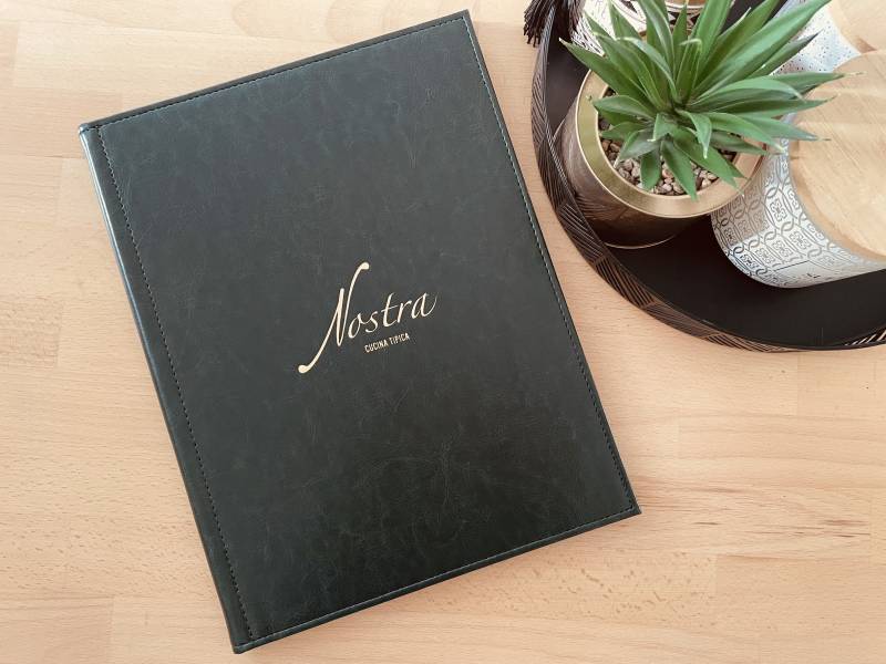 Protege menu en simili cuir marron lisse avec dorure à chaud personnalisé pour restaurant italien à Nice 06
