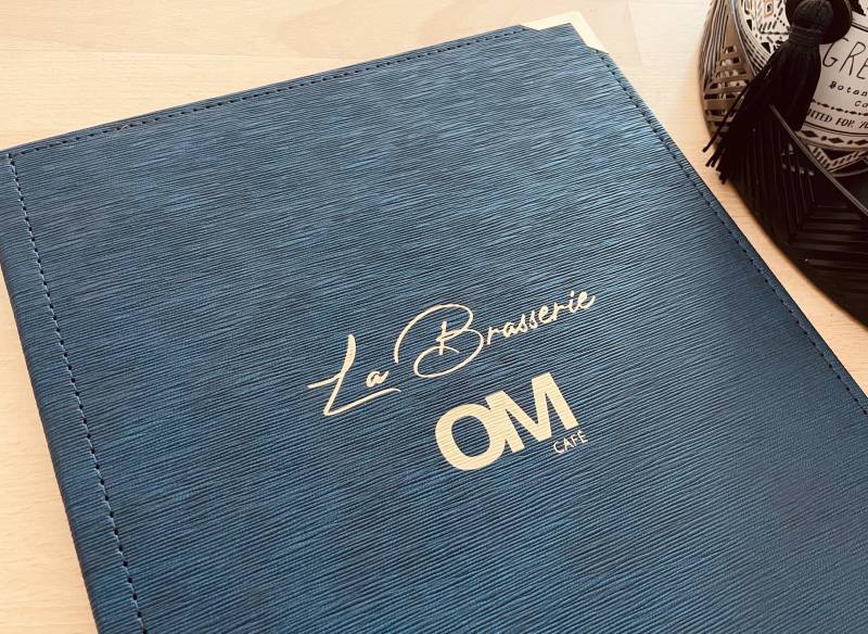 Protège menu simili cuir bleu strié avec motifs pour brasserie à La Ciotat 13