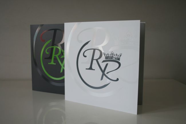 Menus en PVC blanc et gris pour le ROYAL PROVENCE à Rognac 13340