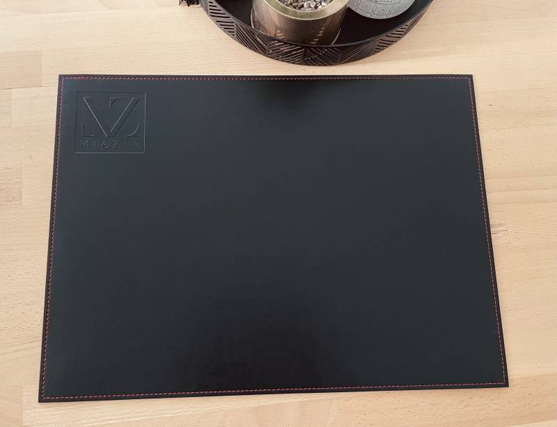 Set de table en cuir noir rectangulaire avec marquage à chaud du logo avec couture périphérique pour restaurant italien à Genève en Suisse