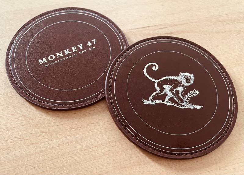 Sous verre en cuir marron foncé avec marquage à chaud blanc pour hôtel restaurant à Avoriaz 74