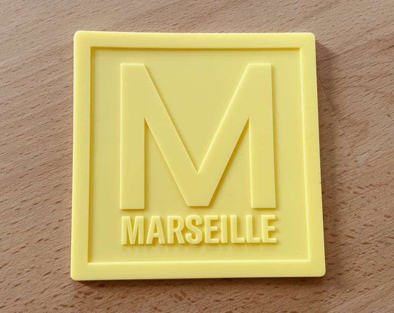 Sous verre en silicone jaune carré avec marquage en creux par moulage pour Brasserie à Marseille 13