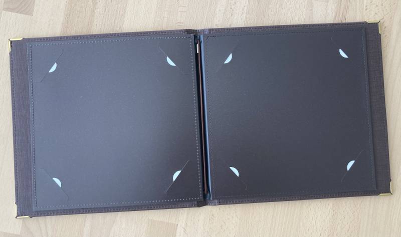 Système de pochette carton noir à encoches pour menu carré de type gastronomique