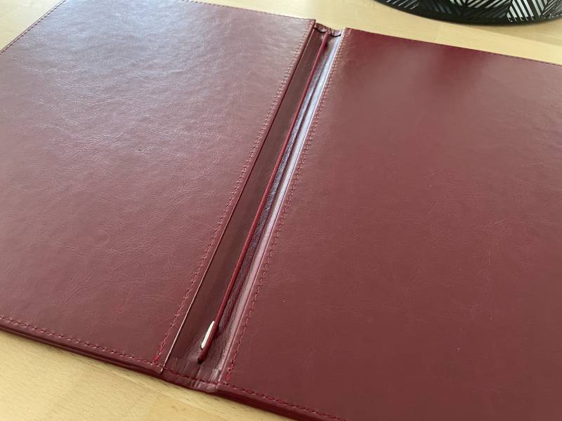 Système élastique central pour menu gastronomique en simili cuir à Caen 14