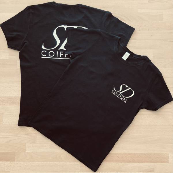 T Shirt noir femme personnalisé avec marquage découpé blanc pour coiffeur visagiste à Sartrouville 78