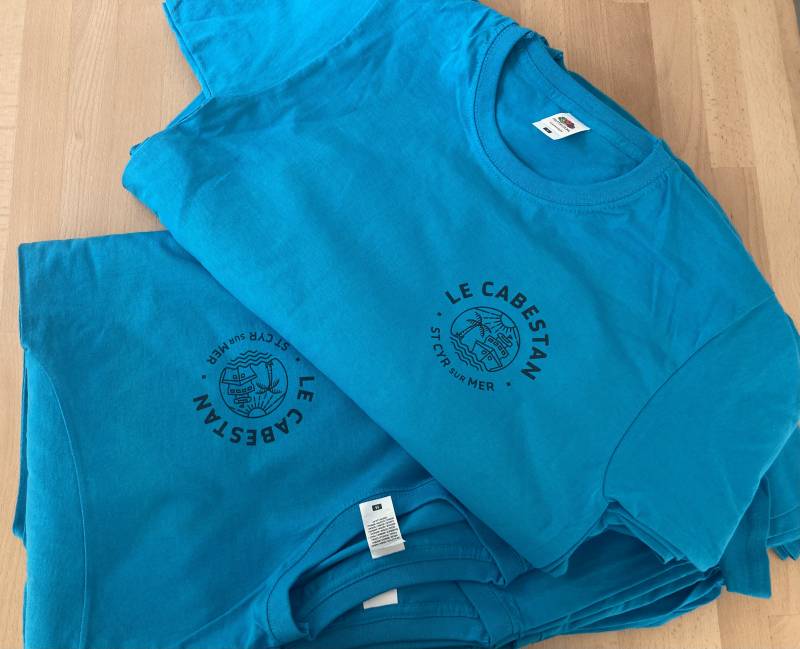 T-shirt personnalisé bleu clair pour restaurant de plage à St Cyr sur mer 83270