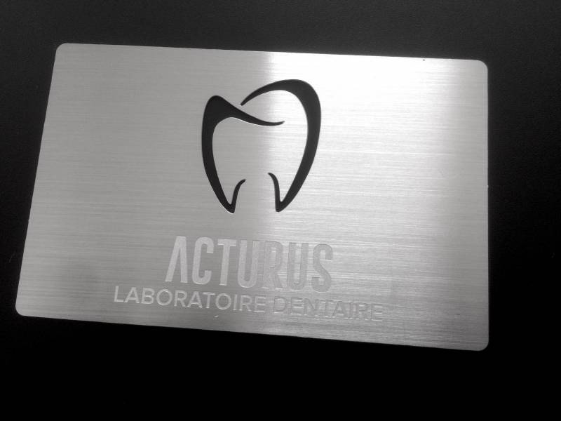 Carte originale en métal brossé pour dentiste et laboratoire à Lyon (69)