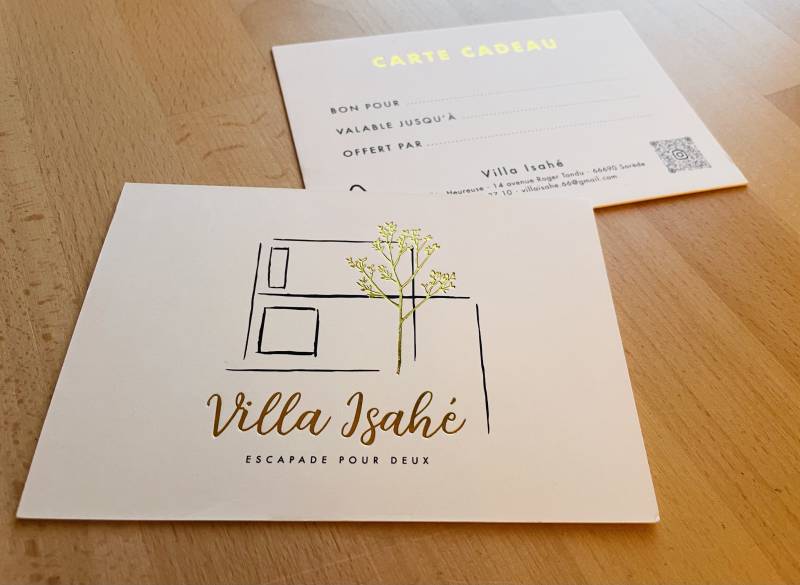 carte cadeau format A6 en papier coton 600gr beige avec marquage à chaud or pour logement de vacances à Saint Tropez 83