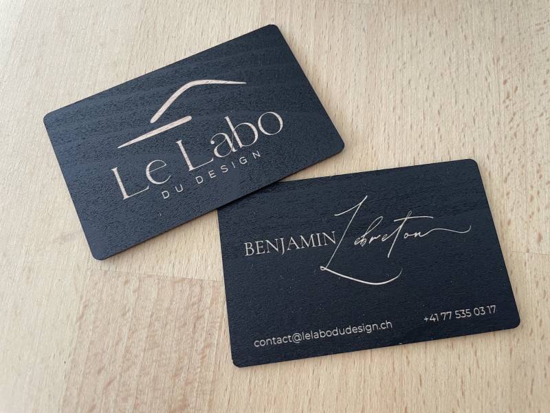 Business card bois en hêtre totalement noire avec gravure pour agence de communication à Bruxelles en Belgique