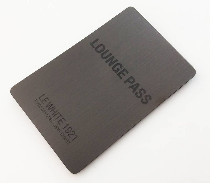 Carte Pass en alu brossé gris foncé anthracite pour secteur automobile à Saint Tropez (83)