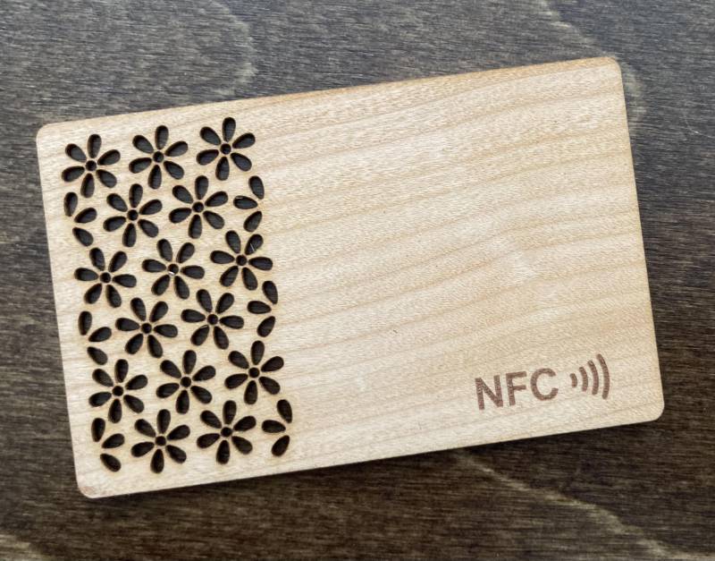 carte en bois cerisier avec système NFC intégré, perforation et gravure pour hôtel chic à Montpellier 34