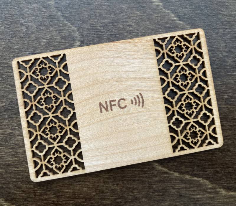 carte en bois cerisier système NFC intégré avec perforation et gravure pour hôtel à Paris 75
