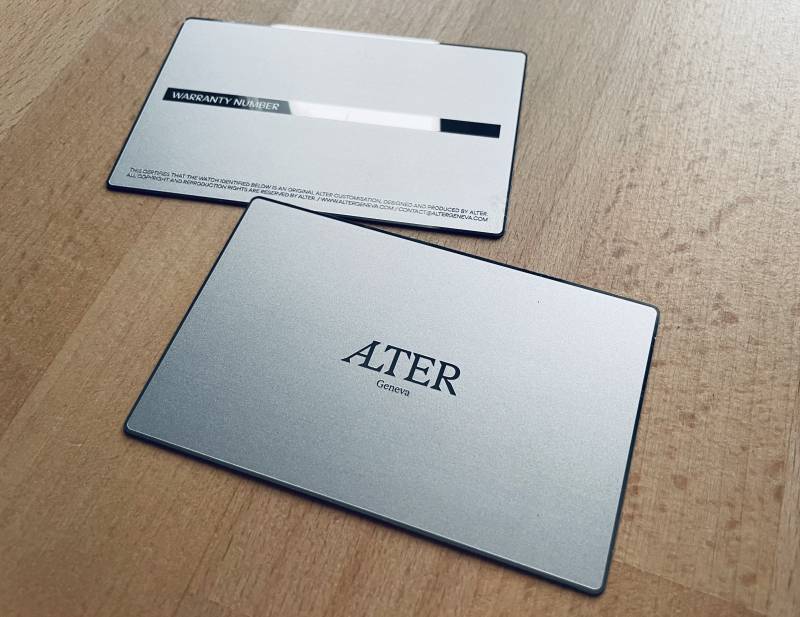 carte metal en argent miroir avec gravure laser pour carte de garantie de maroquinerie à Genève en Suisse