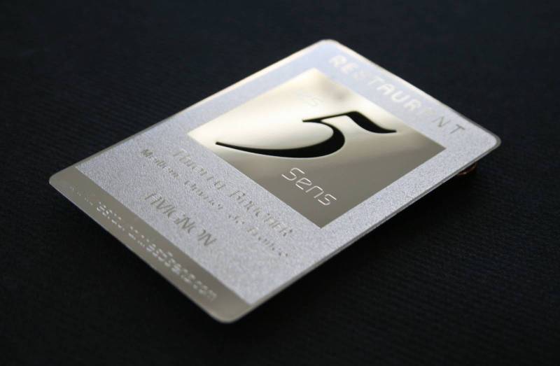 carte métal haut de gamme chromé argent pour restaurant gastronomique à Versailles 78