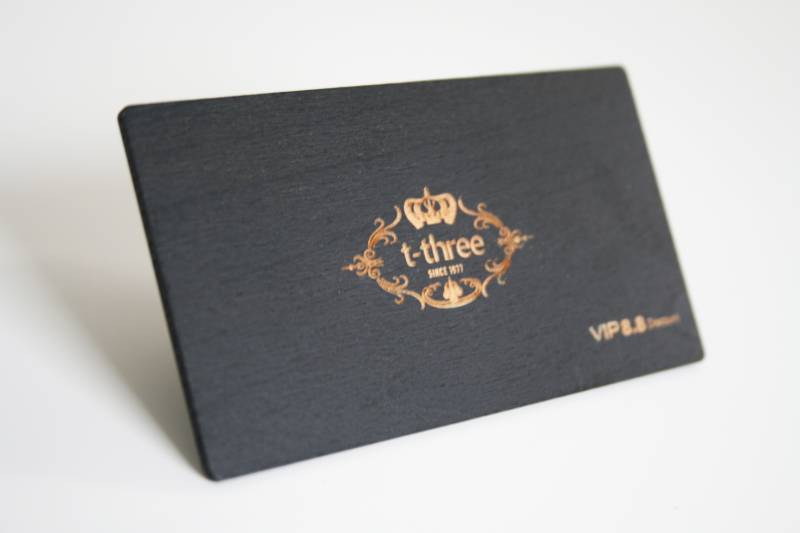 carte noire en bois chêne avec gravure pour marque prêt à porter à Londres (Angleterre)