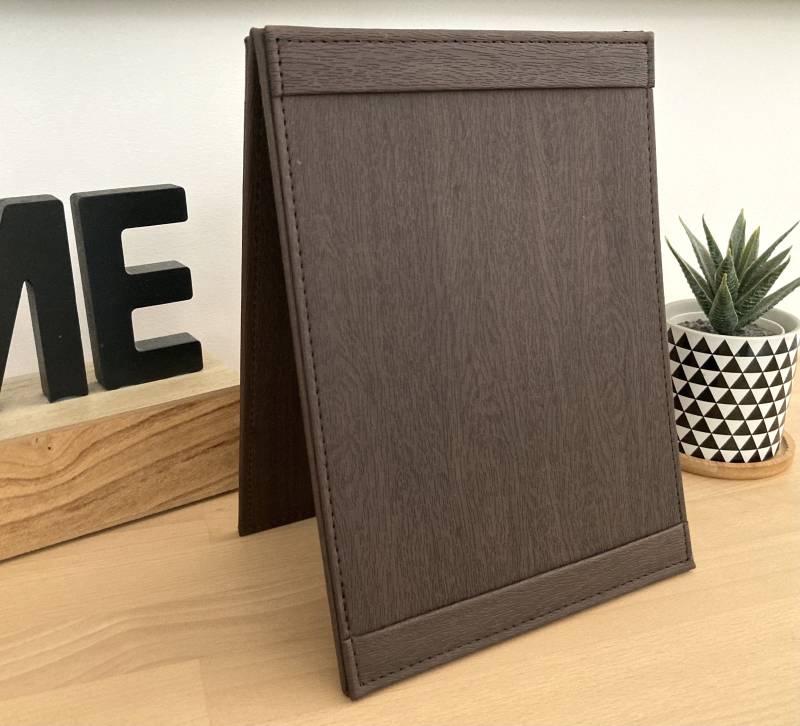 chevalet de table en simili cuir format A6 personnalisable pour hôtel restaurant à Mulhouse 68