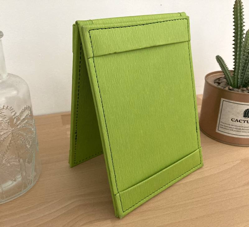 chevalet de table vert pomme strié A5 pour cocktails dans restaurant de nuit à Lille 59