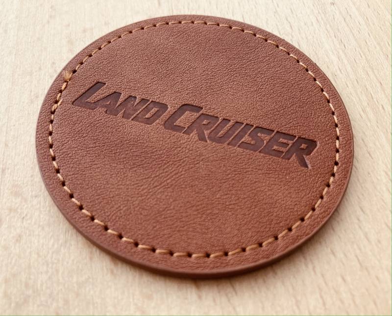 Coaster en cuir marron avec marquage personnalisé comme cadeau pour concessionnaire de voiture à Pau 64