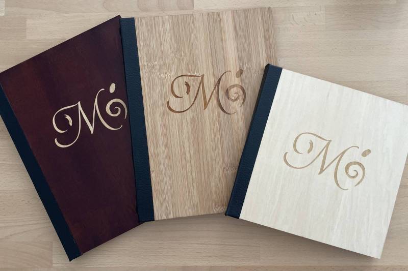 déclinaison de menus en bois avec élastique central pour hôtel aux Baux de Provence 13