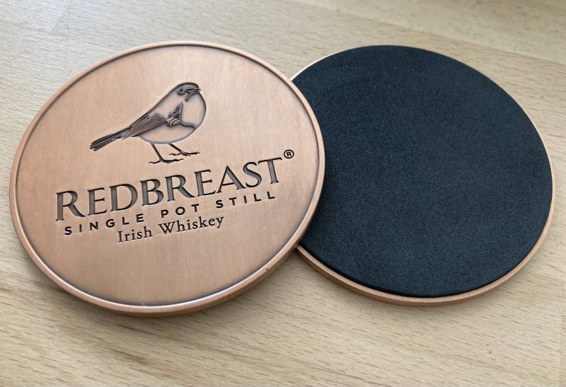 dessous de verre en metal très épais avec gravure laser et finition pour marque d'alcool à Dublin Irlande