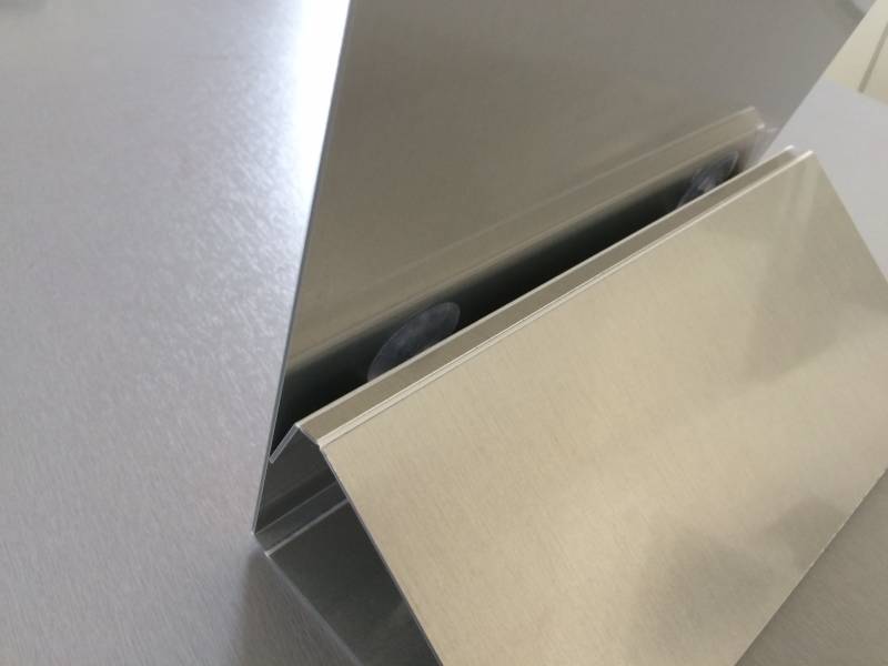 Chevalet en acier repliable avec pochette pour évènement à Bruges Belgique