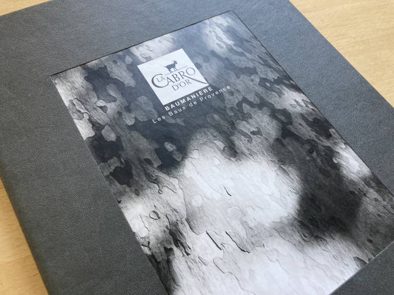 détail de découpe pour image intégrée  sur carton pelliculé pour hôtel restaurant de luxe à Saint Remy de Provence 13