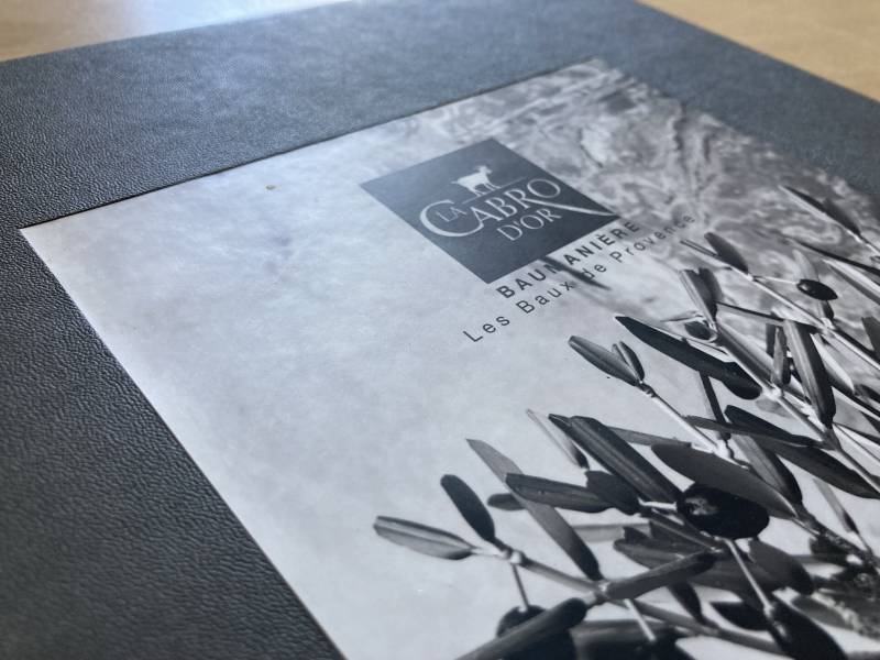 détail de découpe pour image sur carton pelliculé pour carte des vins d'hôtel restaurant chic à Salon de Provence 13