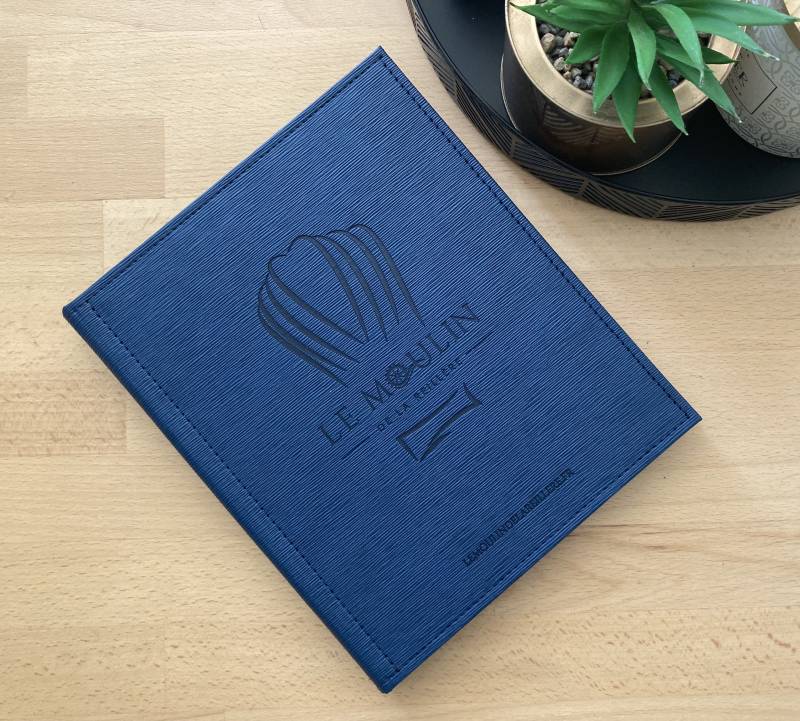 livre de cave en cuir irisé bleu avec marquage à chaud format A5 pour restaurant gastronomique à Mantes la Ville 78