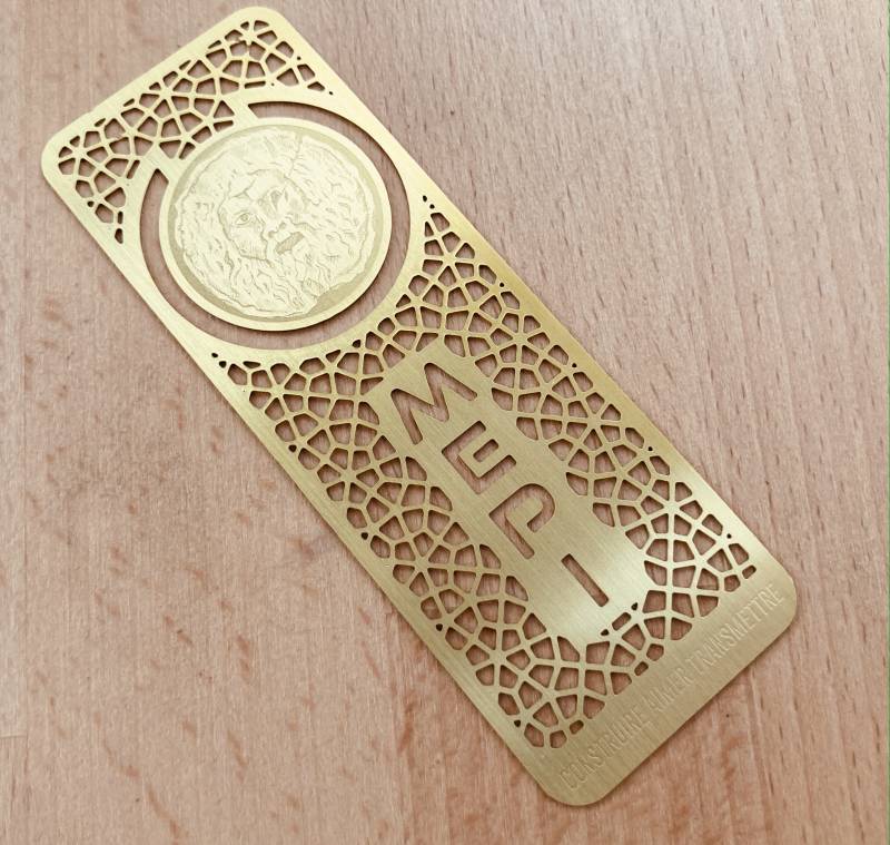 marque page en metal or brossé totalement personnalisée pour association à Toulon 83