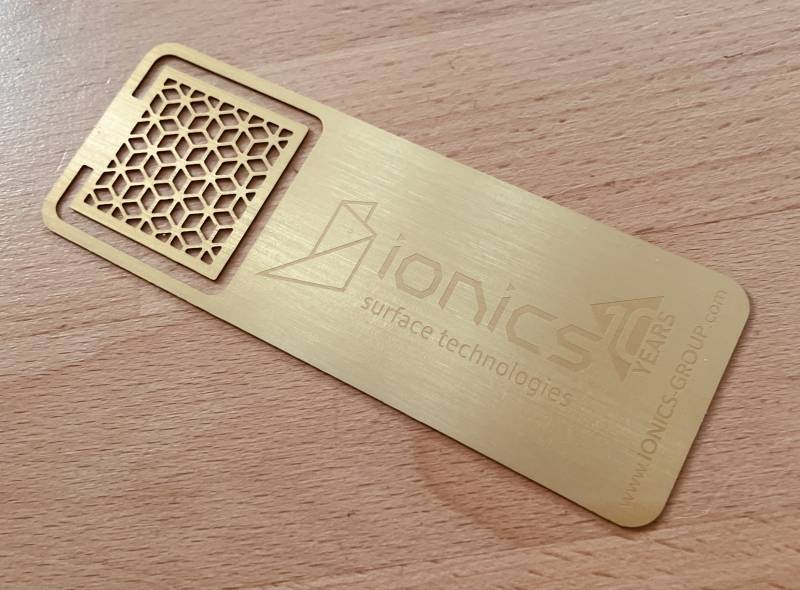 marque pages en métal or brossé avec découpe et gravure pour société de métallurgie au Luxembourg