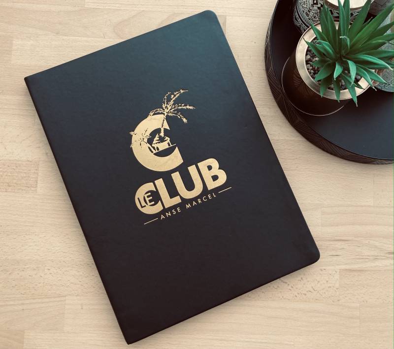 menu LED en simili cuir noir et marquage doré pour Beach club à Saint Martin 971