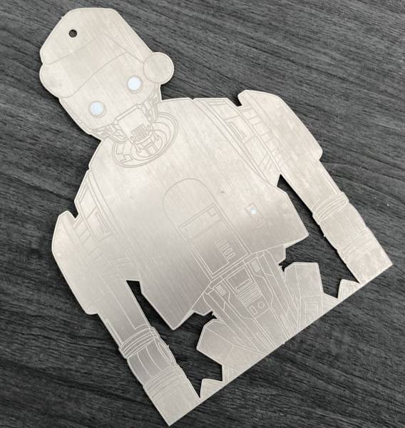 plaquette en métal forme robot avec gravure laser, perforation, marquage et découpe pour cadeau de fin d'année pour activité industrielle à Villeurbanne 69