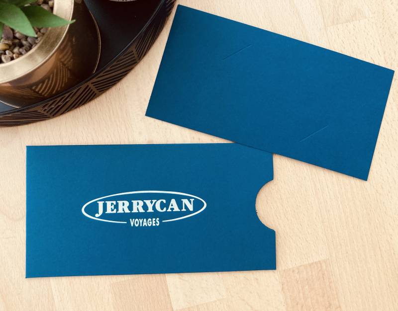 pochette à tirette en carton bleu et marquage blanc pour carte cadeau d'agence de voyage à Genève en Suisse