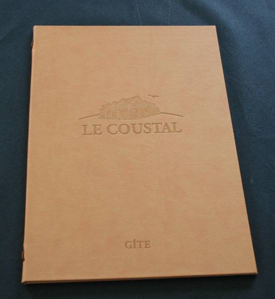 Porte menu gastronomique à pochettes en simili cuir beige pour restaurant design à Lyon 69