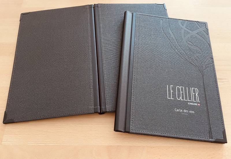 porte menu à pince verticale en simili cuir anthracite personnalisé pour brasserie cave à vins à Annecy 74