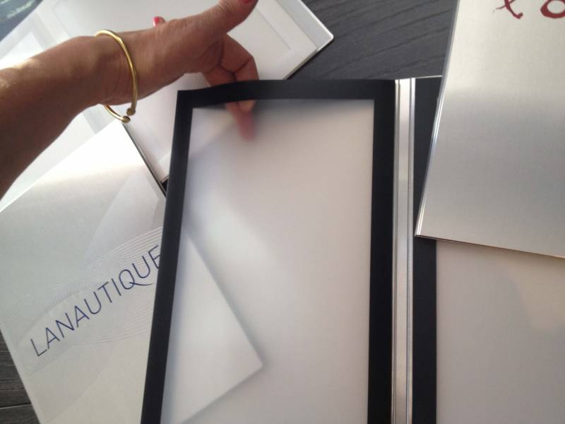 menu à pochettes en métal personnalisé pour restaurant branché à Montpellier (34)