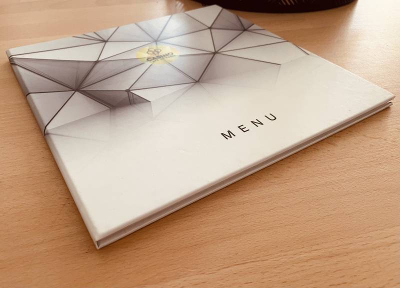 porte menu en carton totalement personnalisé avec impression quadri pour restaurant à Grenoble 38