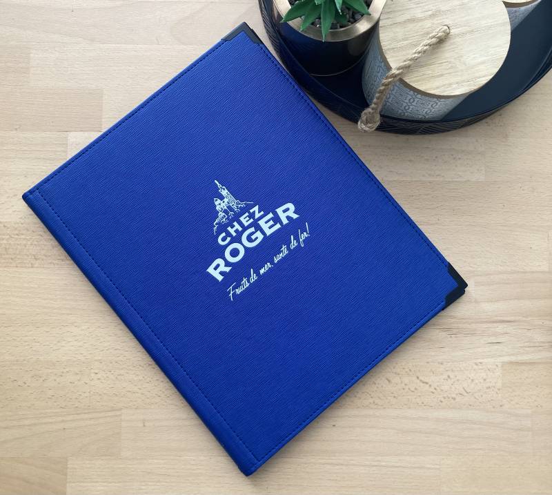 porte menu rigide en simili cuir bleu strié avec marquage blanc pour restaurant de coquillages à Marseille 13