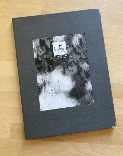 porte menu simili cuir gris avec image intégrée après découpe pour restaurant gastronomique à Arles 13