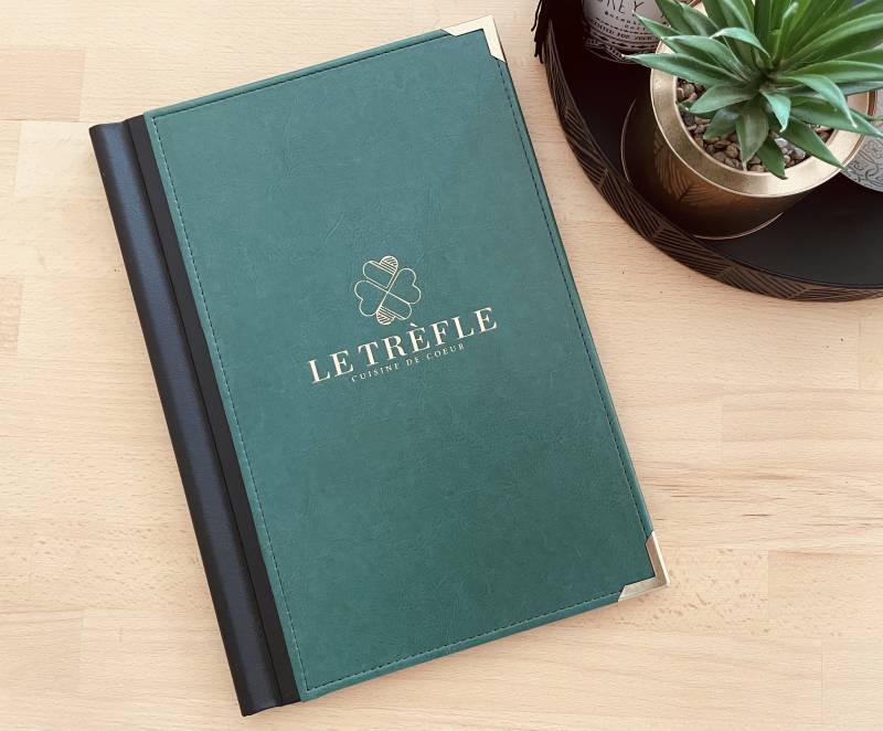 Protège-menu à pince verticale en simili cuir vert et dorure à chaud pour restaurant à Amiens 80