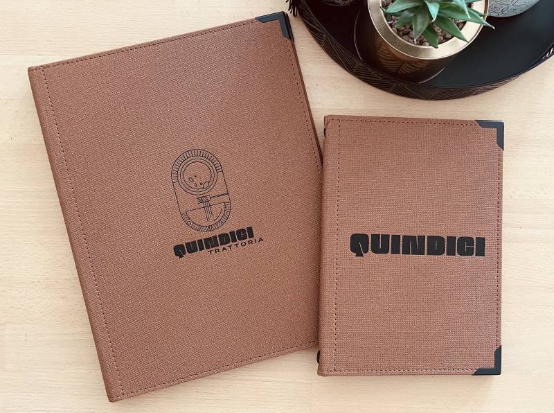 protege menu en toile orange terra cotta avec marquage à chaud noir pour restaurant italien à Rouen 80