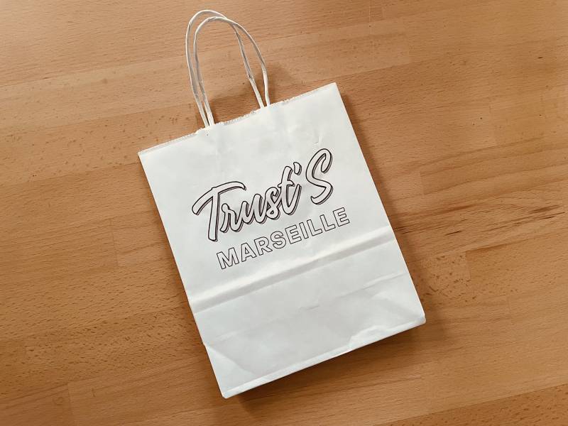 sac kraft blanc publicitaire avec personnalisation 1 couleur recto verso avec poignées torsadées pour salon de coiffure à Marseille 13