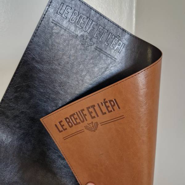 set de table en simili cuir bicolor pour restaurant gastronomique a La Roche sur Yon 85